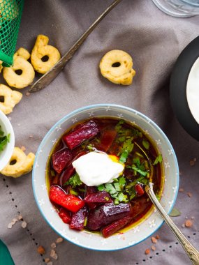 Pancar çorbası kase peçete üzerinde servis