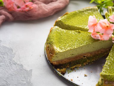 Matcha peynir pasta ve çiçekler