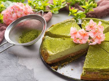 Matcha peynir pasta ve çiçekler