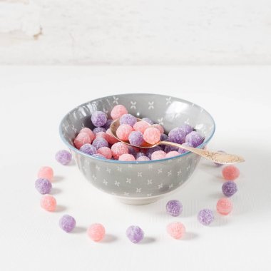 Mor ve pembe şekerler kase