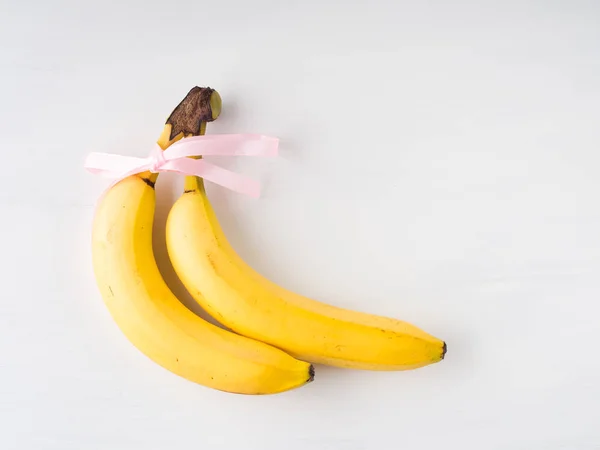 Duas bananas em branco — Fotografia de Stock