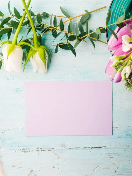 빈 보라색 카드 꽃 튤립 장미 파스텔 색상 — 스톡 사진