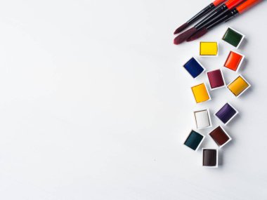 Sulu Boya godets ve beyaz fırçalar