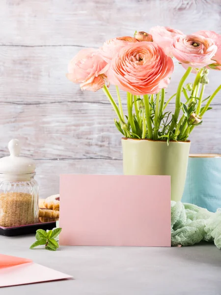 Tarjeta de felicitación rosa y flores — Foto de Stock