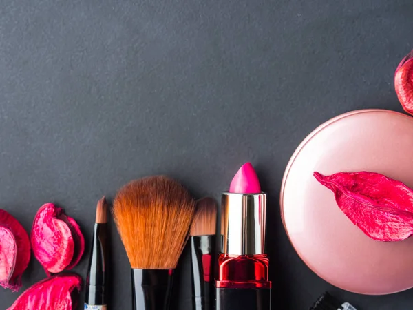 Make up tuotteita ja työkaluja vaaleanpunainen terälehtiä — kuvapankkivalokuva
