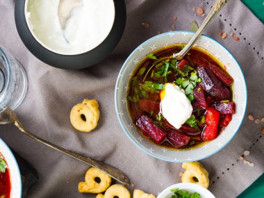 Pancar çorbası kase peçete üzerinde servis