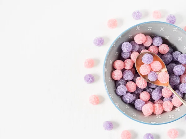 Bonbons violets et roses dans un bol — Photo