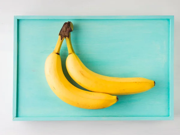 Due banane su pastello verde — Foto Stock