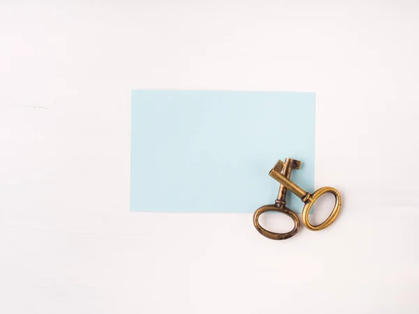 Llave de latón vintage y tarjeta de papel vacía — Foto de Stock