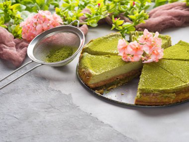 Matcha peynir pasta ve çiçekler