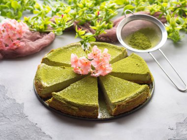 Matcha peynir pasta ve çiçekler