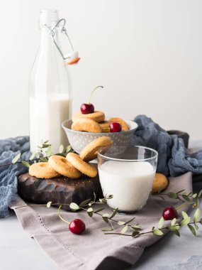Süt ve kurabiye ile rustik natürmort