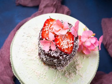 Çilek çiçek dekorasyonu ile çikolatalı kek