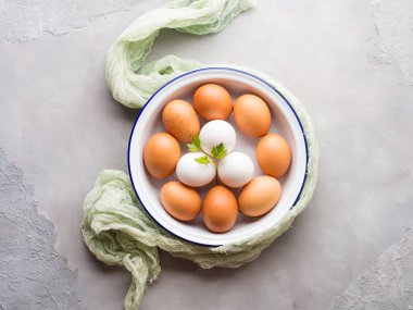 Beyaz ve kahverengi tavuk yumurta bir kapta