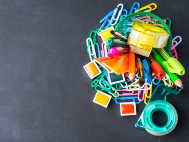 Geri okul kavramı kara günü için renkli ileti örneği