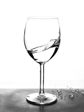 Yarısı boş bardak su hareket ile