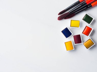 Sulu Boya godets ve beyaz fırçalar