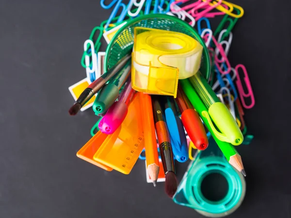 Geri okul kavramı kara günü için renkli ileti örneği