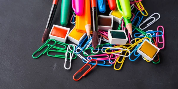 Geri okul kavramı kara günü için renkli ileti örneği