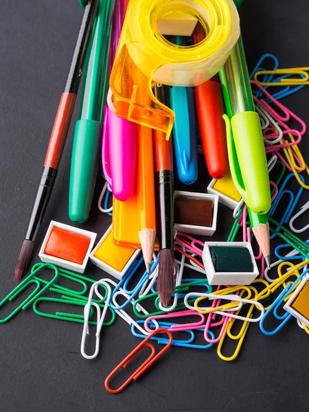 Geri okul kavramı kara günü için renkli ileti örneği