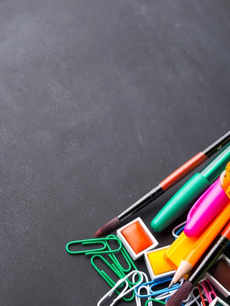 Geri okul kavramı kara günü için renkli ileti örneği