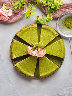 Matcha peynir pasta ve çiçekler