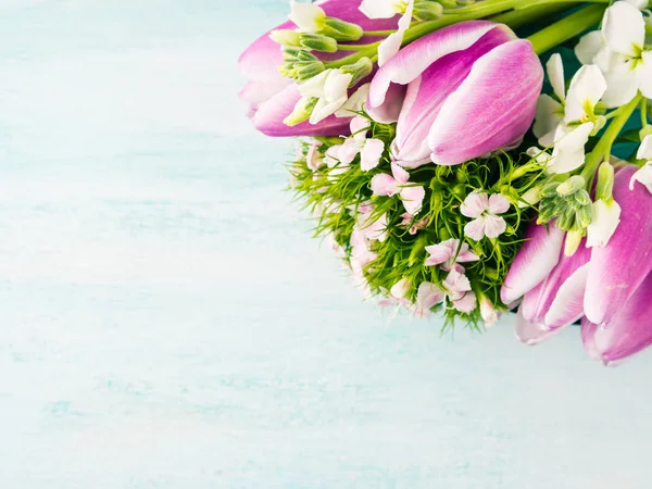 Leere lila Karte Blumen Tulpen Rosen Frühling Pastellfarben — Stockfoto