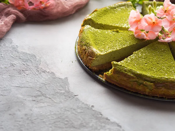 Matcha peynir pasta ve çiçekler