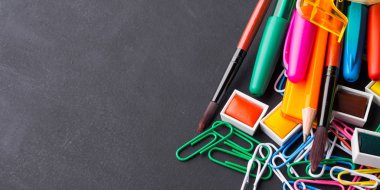 Geri okul kavramı kara günü için renkli ileti örneği