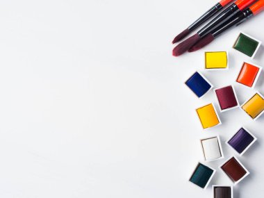 Sulu Boya godets ve beyaz fırçalar