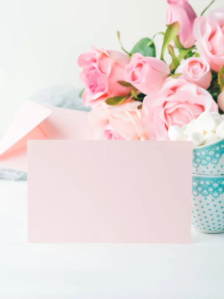 Papel en blanco tarjeta rosa invitación de San Valentín — Foto de Stock