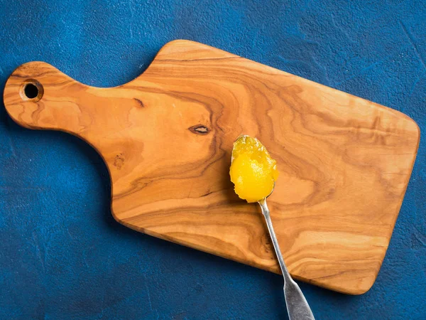 Gümüş kaşık üzerinde organik bal