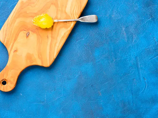 Gümüş kaşık üzerinde organik bal