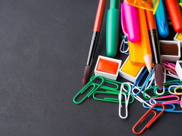 Geri okul kavramı kara günü için renkli ileti örneği