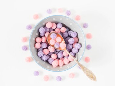 Mor ve pembe şekerler kase