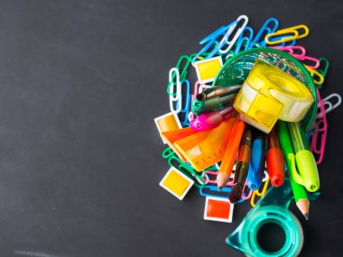 Geri okul kavramı kara günü için renkli ileti örneği