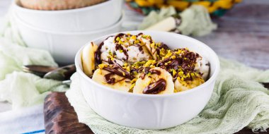 Vanilyalı dondurma ile servis kasesine çikolata