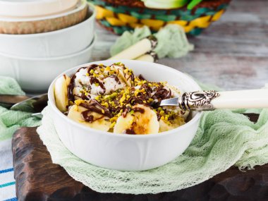 Vanilyalı dondurma ile servis kasesine çikolata