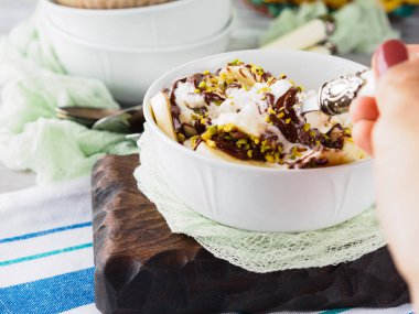 Vanilyalı dondurma ile servis kasesine çikolata