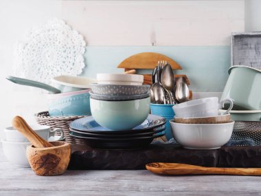 Ahşap arka plan üzerinde seramik ve emaye çanak çömlek