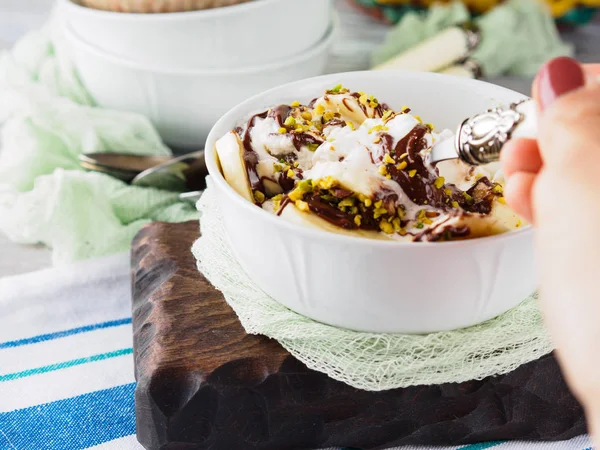 Vanilyalı dondurma ile servis kasesine çikolata