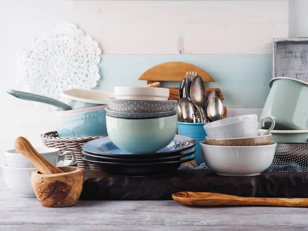 Ahşap arka plan üzerinde seramik ve emaye çanak çömlek