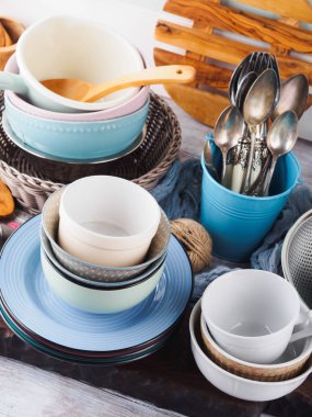 Ahşap arka plan üzerinde seramik ve emaye çanak çömlek