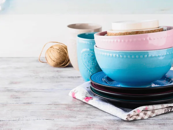 Ahşap arka plan üzerinde seramik çanak çömlek