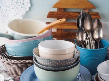 Ahşap arka plan üzerinde seramik ve emaye çanak çömlek