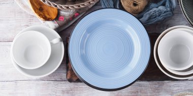 Ahşap arka plan üzerinde seramik ve emaye çanak çömlek