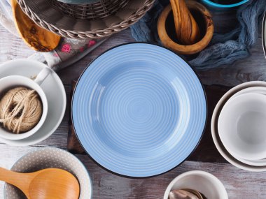 Ahşap arka plan üzerinde seramik ve emaye çanak çömlek