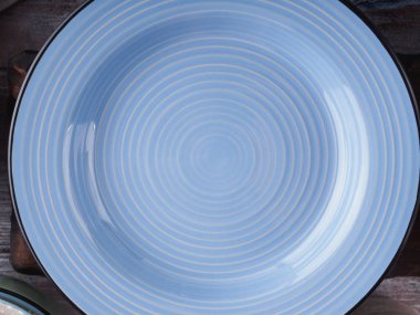 Ahşap arka plan üzerinde seramik ve emaye çanak çömlek