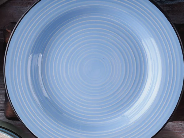 Ahşap arka plan üzerinde seramik ve emaye çanak çömlek