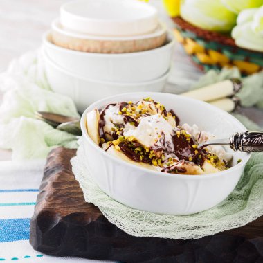 Vanilyalı dondurma ile servis kasesine çikolata